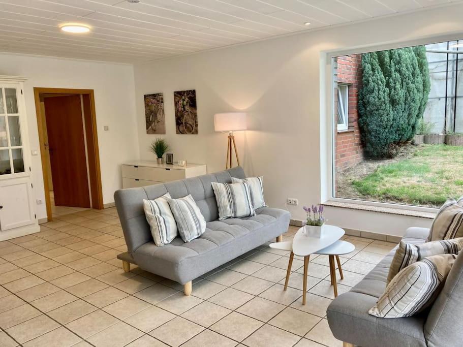 Helle Wohnung Mit Wintergarten - Nahe Ruhrgebiet Und Freizeitpark Movie Park Ботроп Экстерьер фото